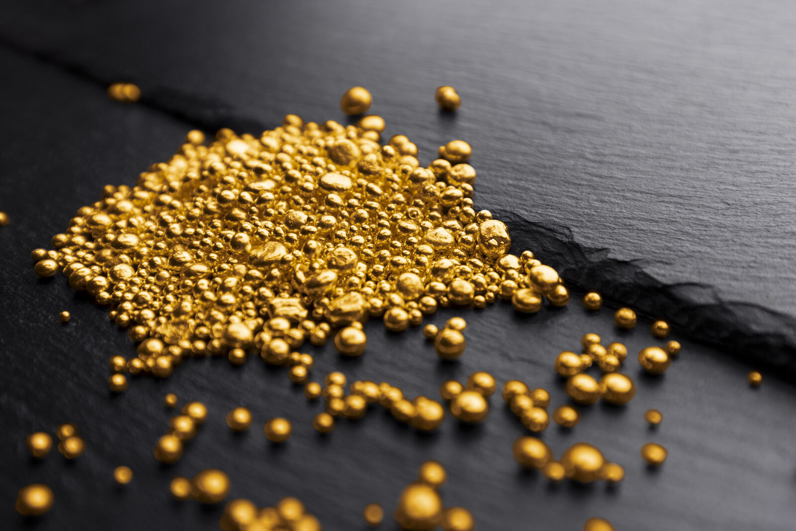 Grenaille d'or fin sur ardoise noire