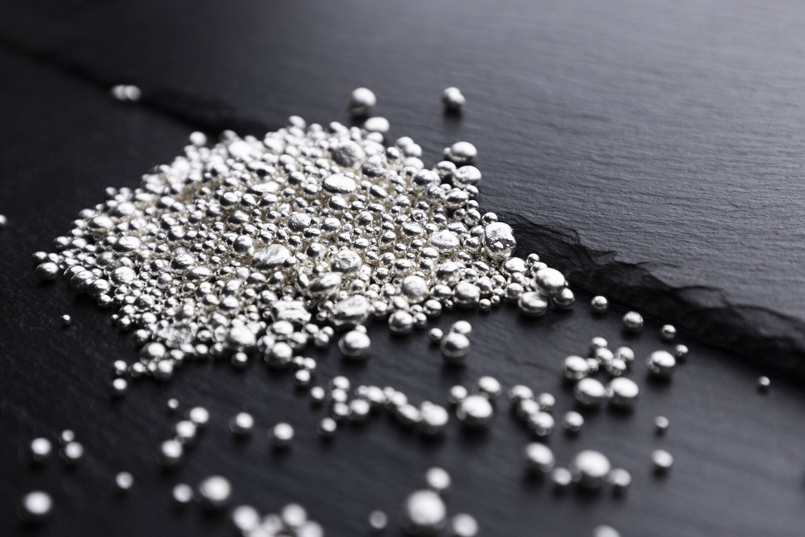 Grenaille d'argent fin sur ardoise noire